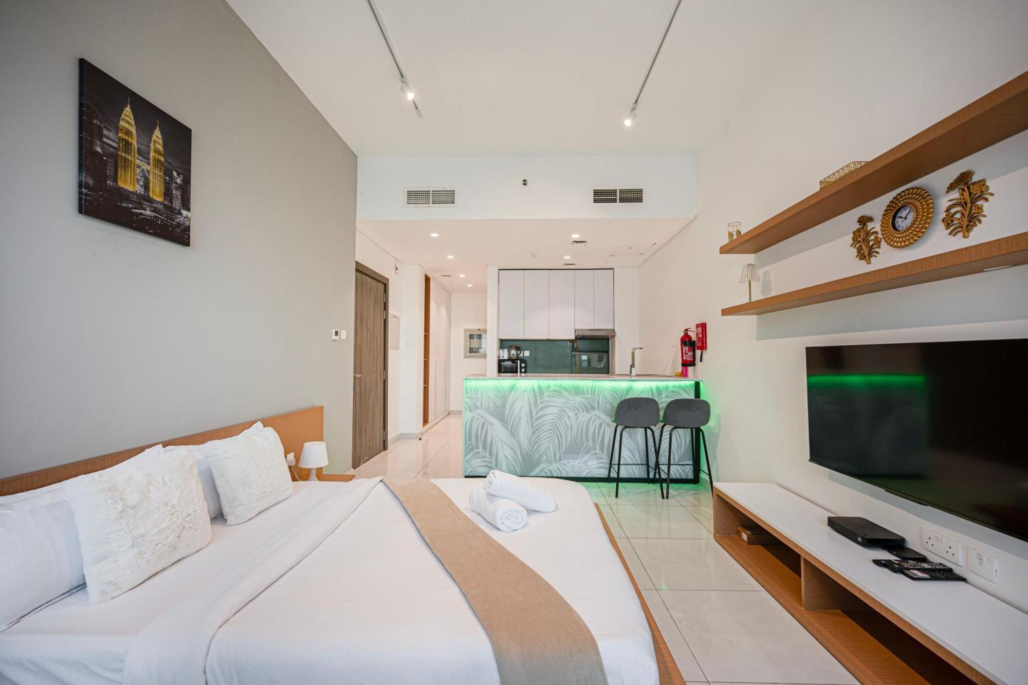 In Dubailand - Bright And Airy شقة دبي